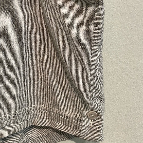 Avenue Linen Blend Pinstripe Shorts. Size 16 - Picture 3 of 6